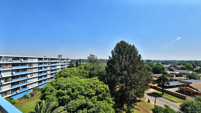 For Sale: Spacious 3-bedroom apartment with balcony and communal gardens in Arcon Park.