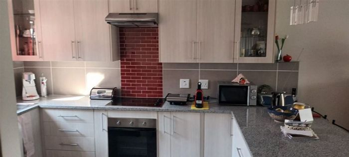 2-Bedroom Townhouse For Sale in Zesfontein AH with pool and carport.