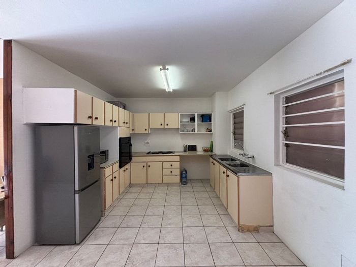 Apartment To Rent in Musgrave: Secure parking, fiber internet, and landscaped garden.