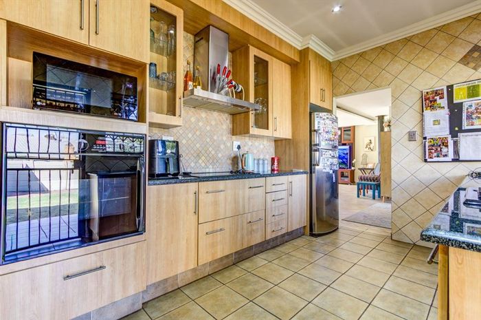 For Sale: Spacious 4-bedroom house in Morganridge with pool and granny flat.