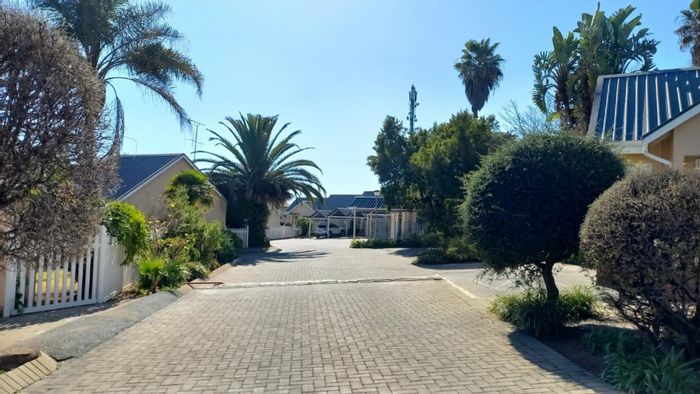 For Sale: Townhouse in The Reeds Ext 10 with private garden and built-in braai.