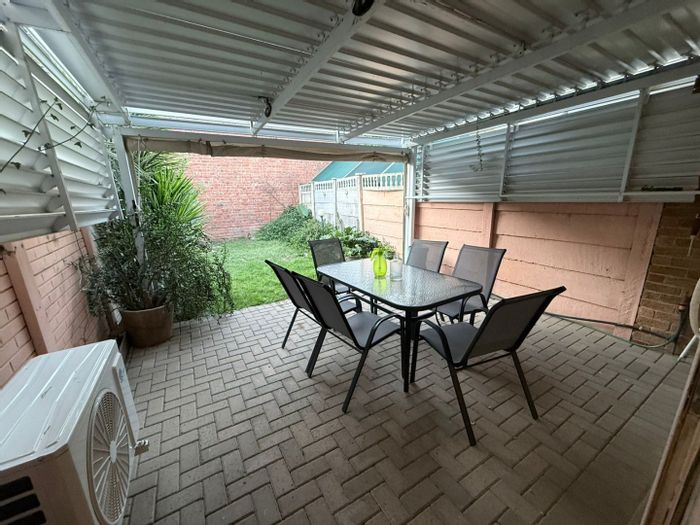 For Sale: Townhouse in Navalsig with private garden, garage, and modern kitchen.