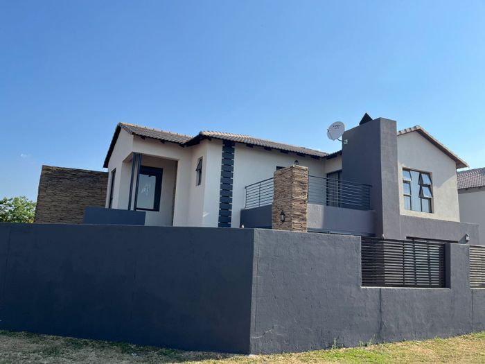 House for Sale in Theresapark: 4 Bedrooms, Golf Estate, Security, Pool, Spacious Living.