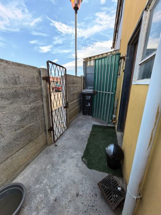 Three-bedroom house for sale in Pelican Park with open-plan living and private yard.