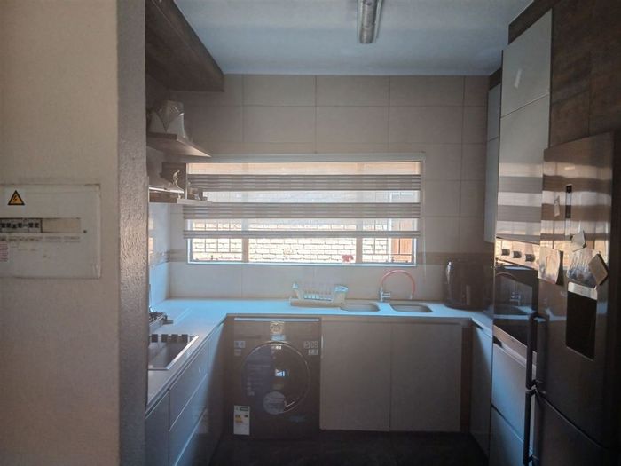 Edleen Townhouse For Sale: 2 bedrooms, garage, close to schools and shops.