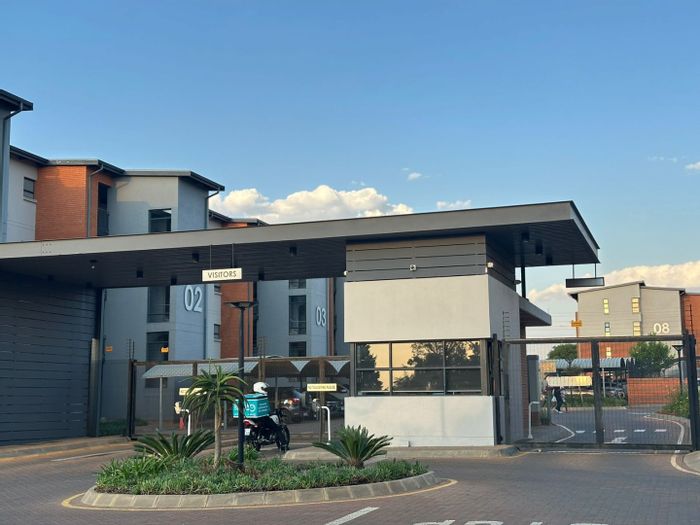 Glen Marais Apartment To Rent: 2-bed, secure complex, near Gautrain and amenities.