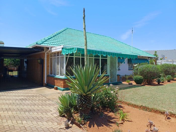 For Sale: House in Stilfontein Ext 4 with 3 bedrooms, garage, and carport.