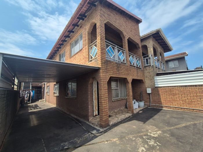 For Sale: House in Merebank East with multiple rental units and ample parking.