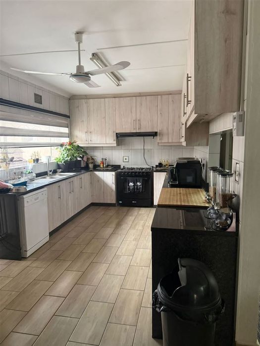 For Sale: Spacious Lilianton house with 2 beds, 6 garages, and granny flat.