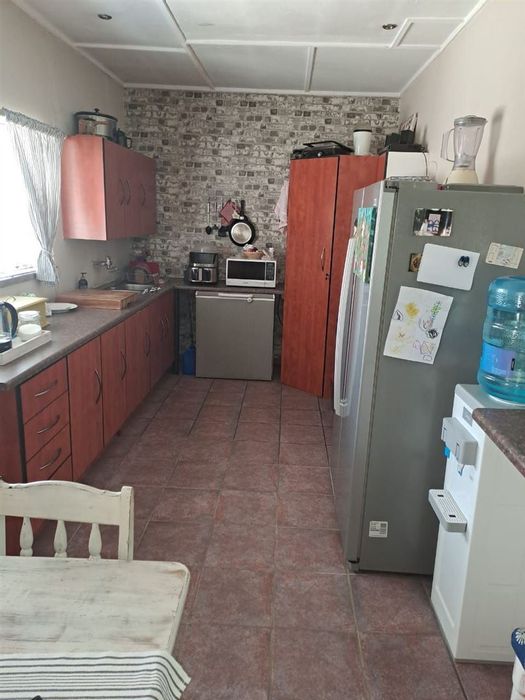 For Sale: House in Comet with 3 bedrooms, pool, staff quarters, and garages.