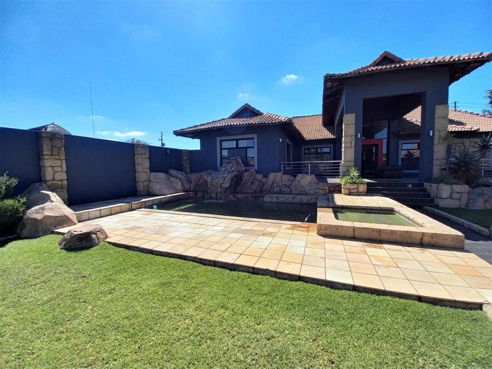 Vaal Marina Central House For Sale: 3 beds, pool, double garage, private garden.