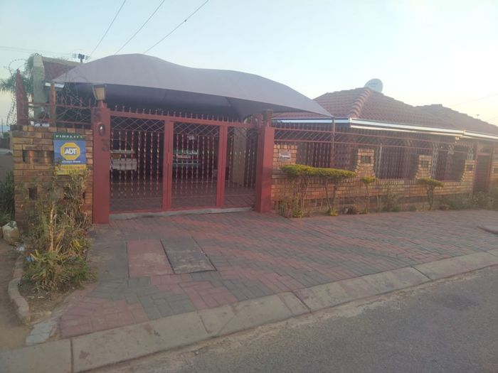 3-Bedroom House in Lebanon, For Sale, near amenities, 370 m² land.