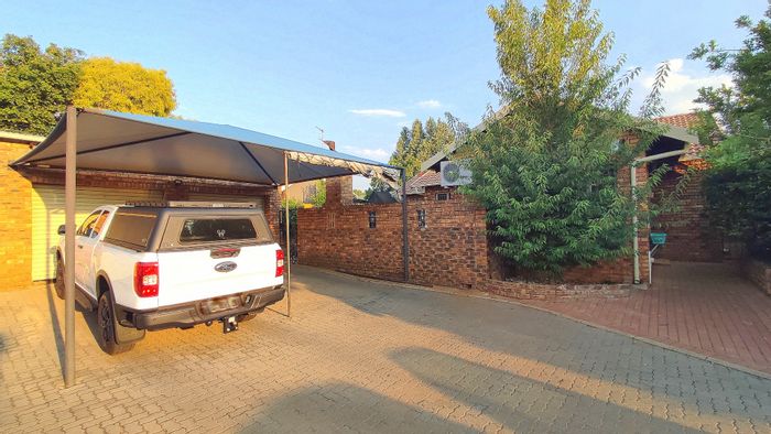 Eldoraigne Townhouse For Sale: 3 Bedrooms, Spacious Yard, Security, Pool, Garage.