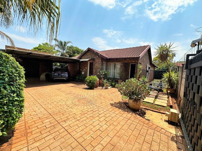 Zwartkop House For Sale: 2 Bedrooms, large yard, secure parking, no levies.