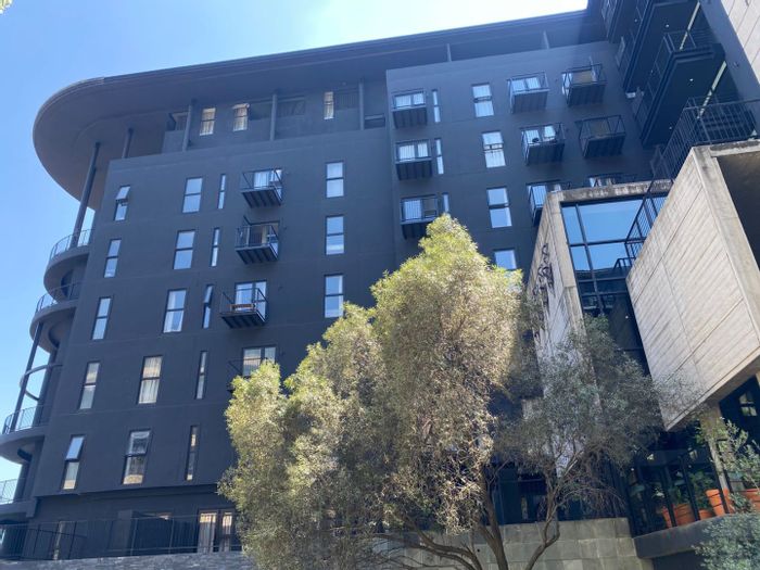 To Rent: Apartment in Sandton Central with rooftop pool, gym, and co-working spaces.