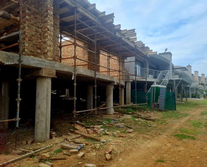 Vanderbijlpark Central Apartment For Sale: River access, golf estate, and luxurious amenities.