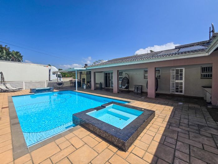 For Sale: House in Oslo Beach with pool, garage, security features, and scullery.