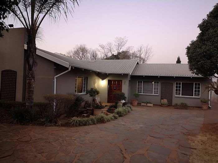 House To Rent in Clubview: 4 Bedrooms, Pool, Flatlet, Pet-Friendly, Spacious Yard.