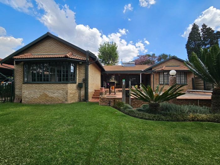 For Sale: Spacious 4-bedroom house in Weltevreden Park with pool and study.