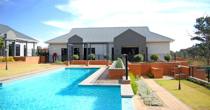 Modderfontein Apartment To Rent: Clubhouse, pool, gym, and access to nature reserve.