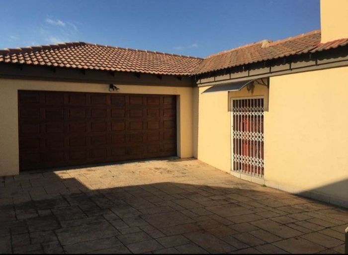3-Bedroom House To Rent in Thatchfield Manor with garden, garage, and braai area.