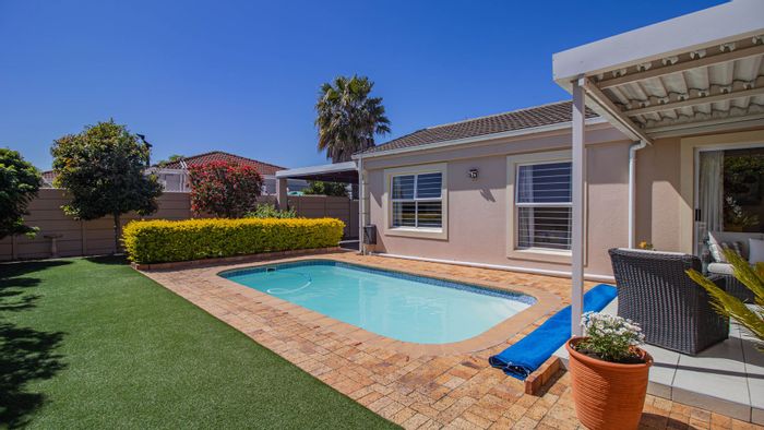 Versatile Sunningdale house for sale with dual entrances, pool, and ample parking.