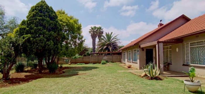 For Sale: Meyerton Central House with 3 bedrooms, large yard, double carport.