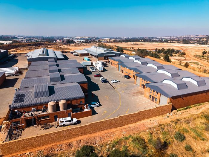 Prolecon Industrial Unit 8 To Rent: 410m2, 3-phase power, secure access, strategic location.