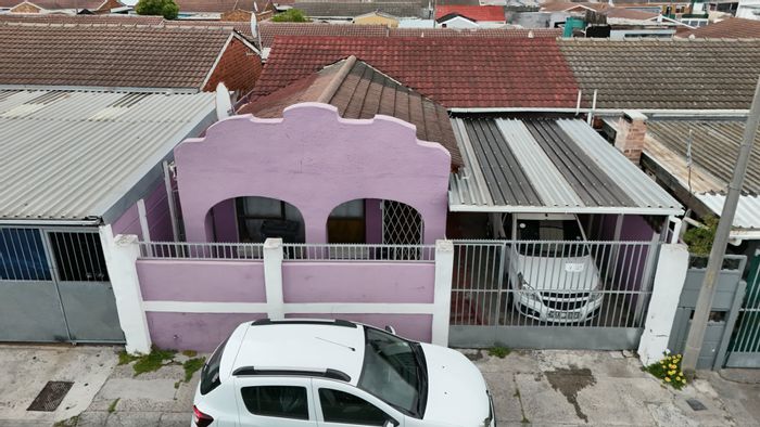 House to Rent in Lentegeur: 3 Bedrooms, secure parking, enclosed braai room.