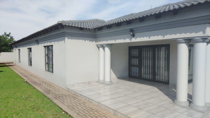 For Sale: Clewer House with off-grid amenities, flatlets, and spacious living areas.