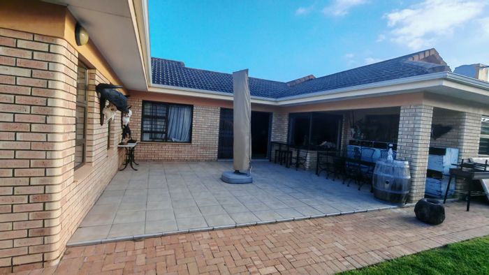 For Sale: House in Heather Park with 3 bedrooms, garage, and pet-friendly amenities.