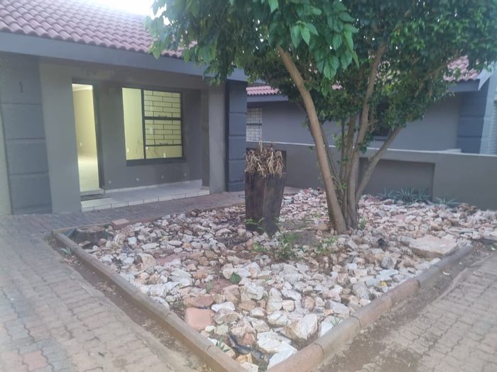 Three-bedroom apartment with double carport, spacious yard, prepaid utilities in Polokwane Central.