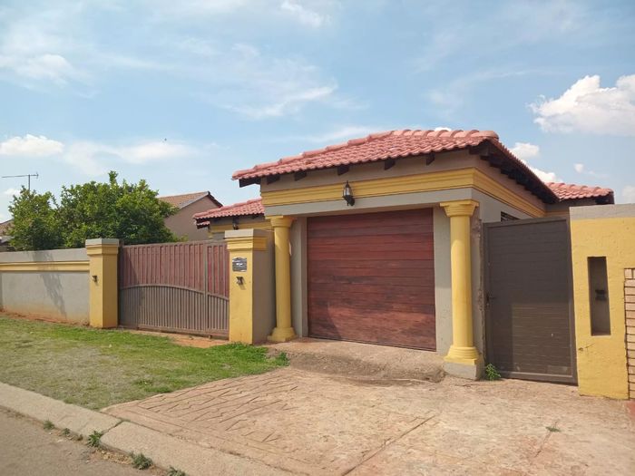3-Bedroom House For Sale in Vosloorus Ext 25 with En-suite, Garage, and Bonus Room.