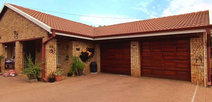 For Sale: Spacious 4-bedroom house in Kookrus with double garage and borehole.