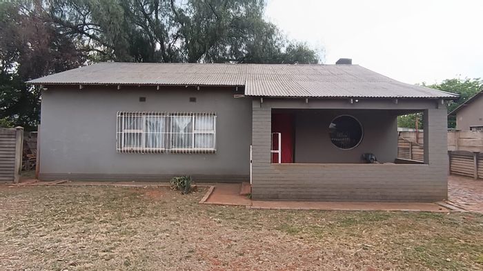 Rothdene House For Sale: 3 Bedrooms, Pool, Spacious Yard, Garage & Carport.