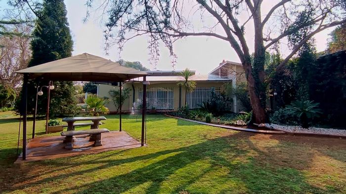 Meyerton Central House For Sale: Spacious home with pool, flat, and ample parking.