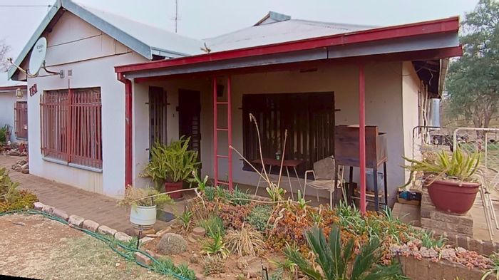 Rothdene House For Sale: 3 beds, flatlet, borehole, large yard, investment potential.