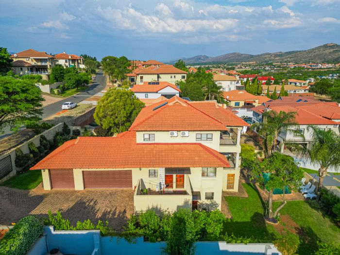 Birdwood Estate House For Sale: 4 Bedrooms, pool, views, study, and garden.