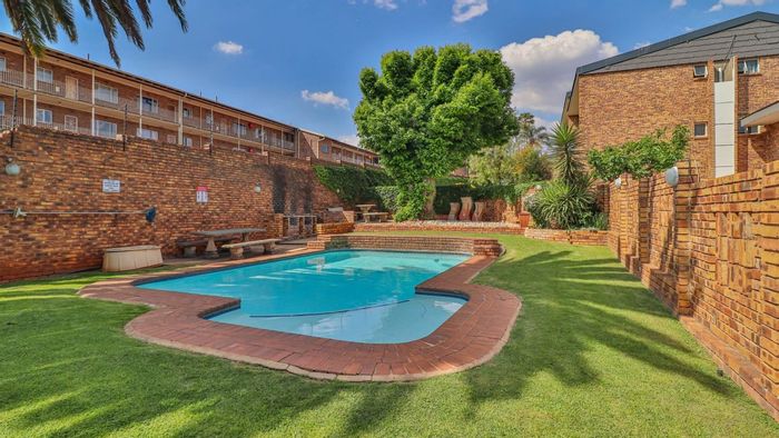 Eastleigh Townhouse For Sale: 2 beds, pool, secure complex, near schools and mall.