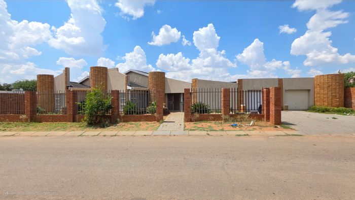 House for Sale in Manzil Park: 5 Bedrooms, Lapa, Triple Garage, Secure Perimeter.