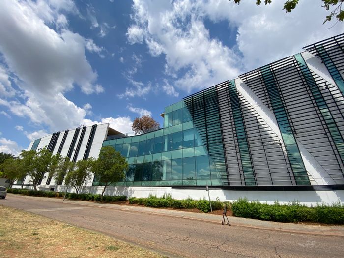 Doringkloof Commercial Space To Rent: 24/7 security, eco-friendly energy, rooftop terrace.