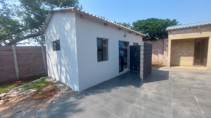 1-Bedroom Apartment To Rent in Musgrave, includes parking and spacious kitchen.