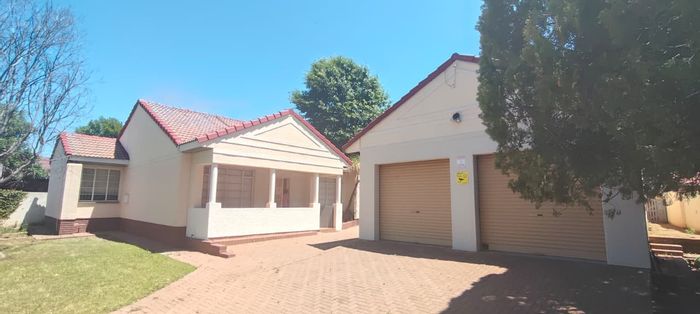 Flamwood House To Rent: 3 beds, flatlet, double garage, patio, spacious garden.
