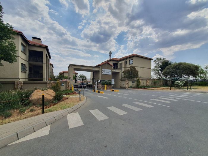 Lonehill Apartment For Sale: 2 Bedrooms, balcony, security, and convenient access.