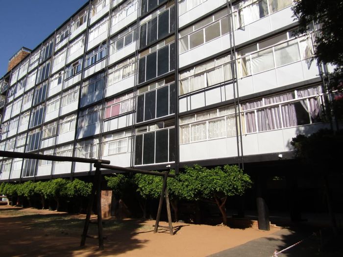 Muckleneuk Apartment For Sale: 1 Bed, Pool, Jacuzzi, Secure Parking, Great Location.