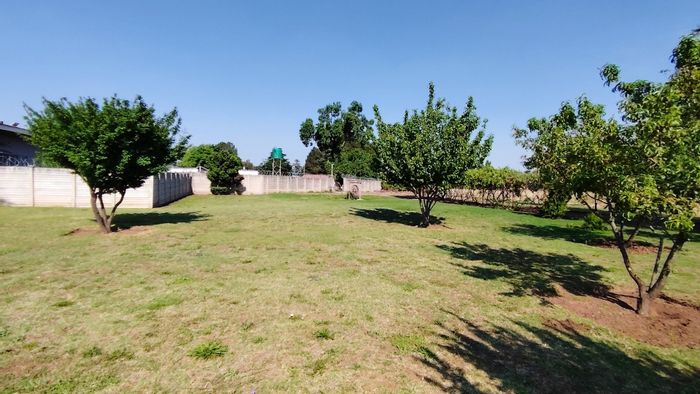 For Sale: Versatile Buyscelia Farm with main house, flatlets, workshops, and borehole.