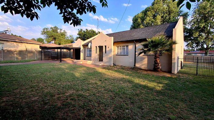 3-Bedroom House For Sale in Sasolburg Ext 11 with Ample Parking and Garden.