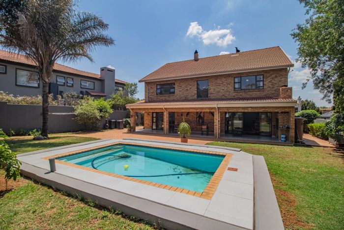 For Sale: House in Thornhill Estate with pool, cottage, and entertainment spaces.