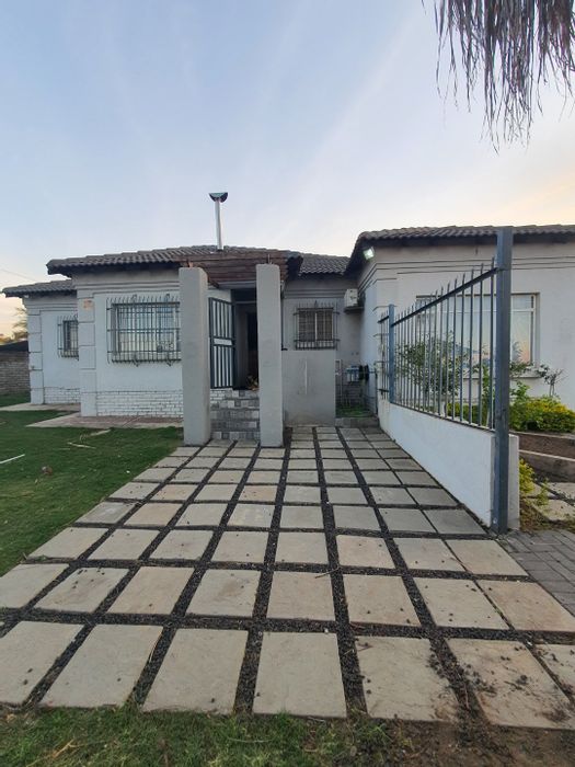 For Sale: House in Model Park with 3 bedrooms, 2 garages, and borehole water.