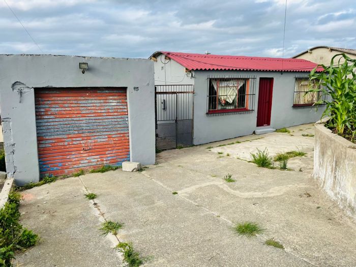 House for Sale in Mdantsane Nu 14: 2 Bedrooms, garage, close to amenities.